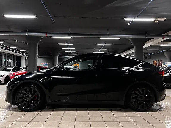 Tesla Model Y 2023 photo 2