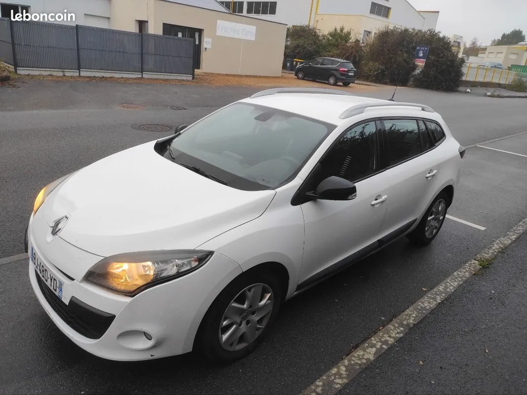 Renault Megane 2011 photo 2