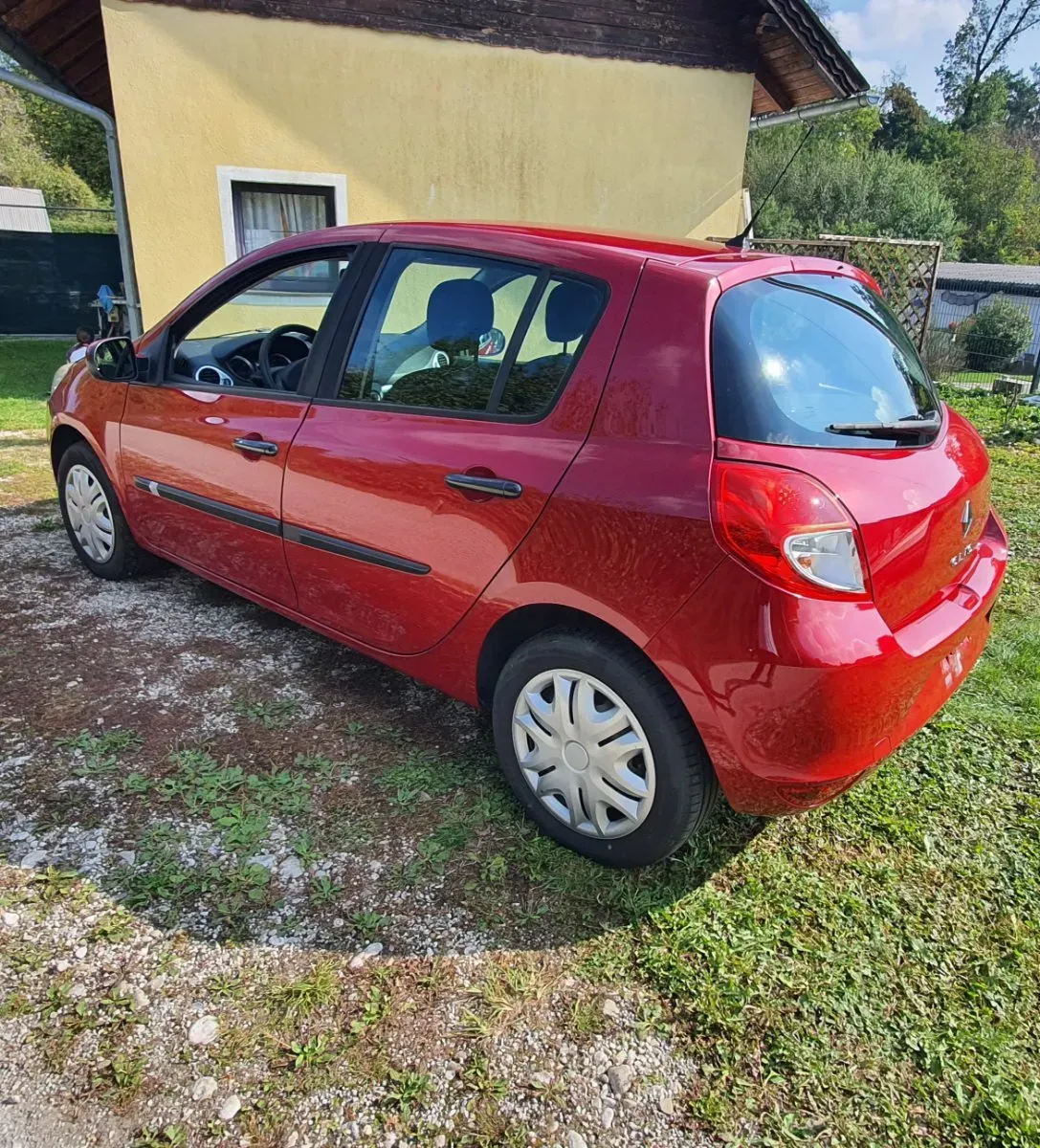 Renault Clio 2010 photo 2