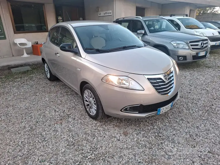 Lancia Ypsilon 2015 photo 2