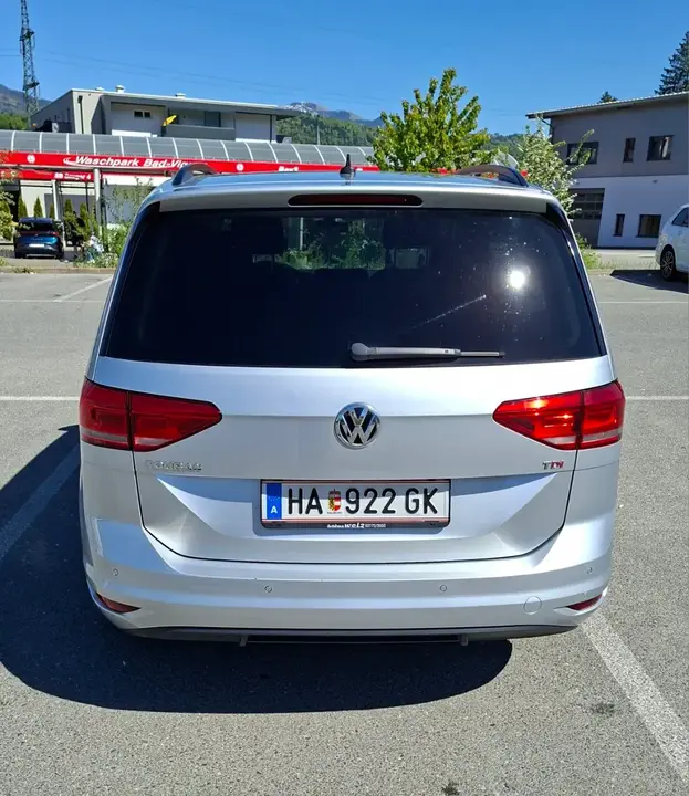 Volkswagen Touran 2017 photo 2