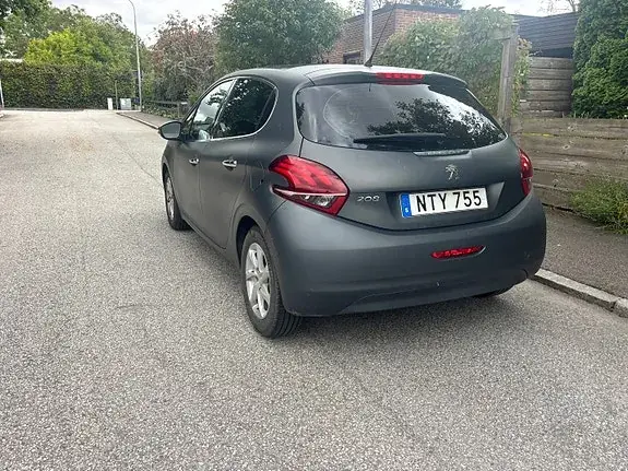 Peugeot 208 2015 photo 3