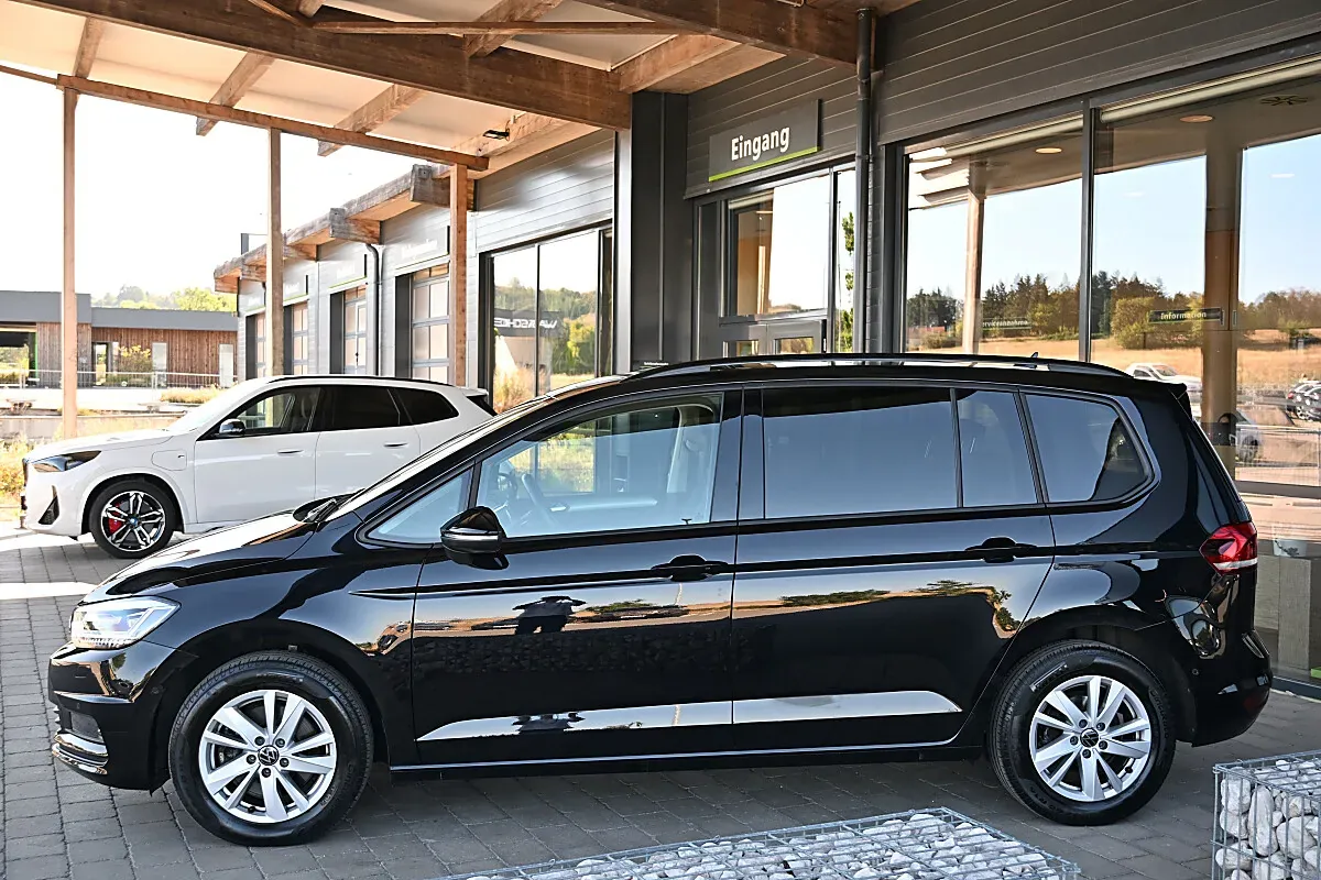 Volkswagen Touran 2024 photo 2