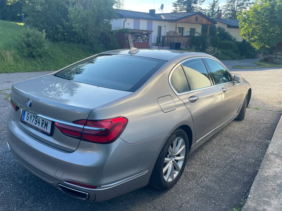 BMW 7 Series 2015 photo 2