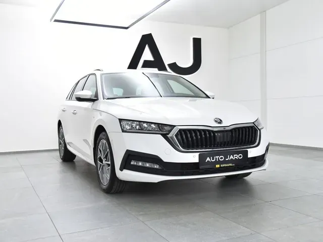 Skoda Octavia Combi 2023 photo 2