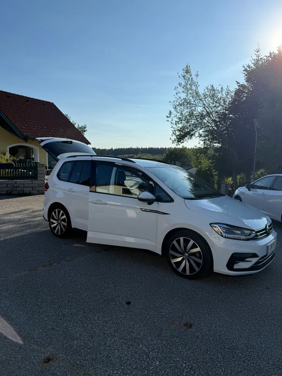 Volkswagen Touran 2021 photo 2
