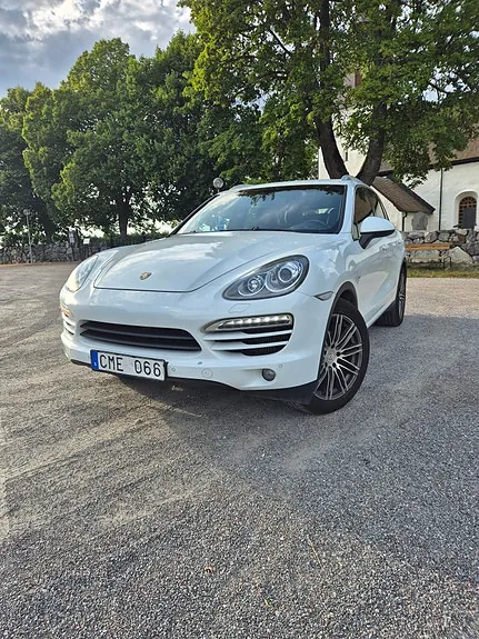 Porsche Cayenne 2012 photo 2