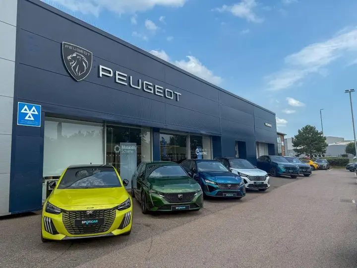 Peugeot E-208 2022 photo 2