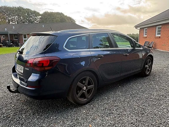 Opel Astra 2011 photo 2