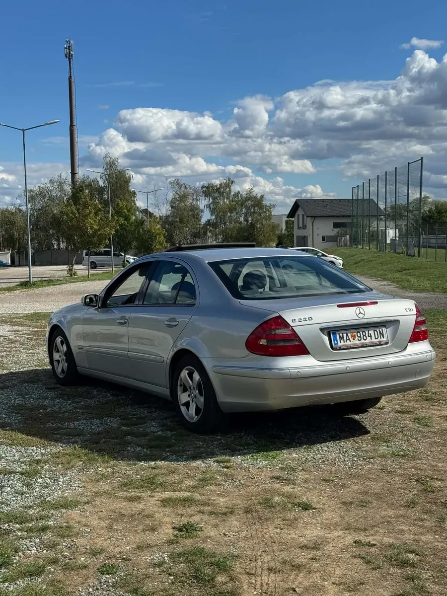 Mercedes-Benz E-Class 2004 photo 3