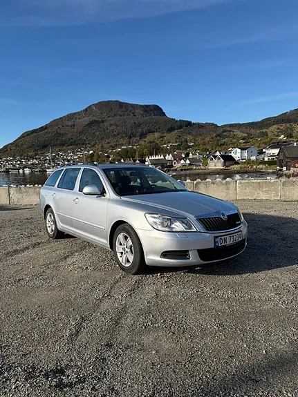 Skoda Octavia 2012 photo 2