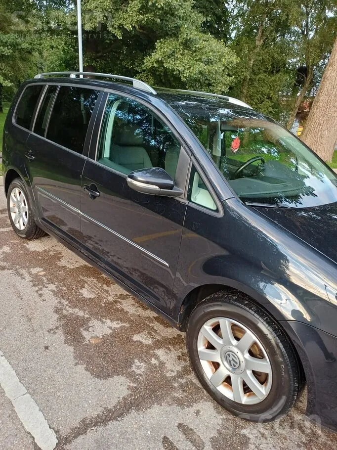 Volkswagen Touran 2010 photo 2