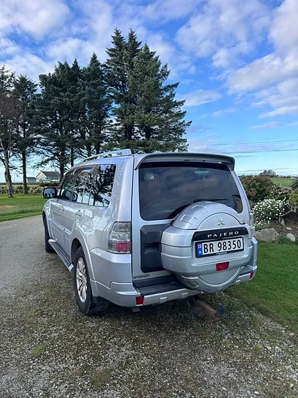 Mitsubishi Pajero 2010 photo 2