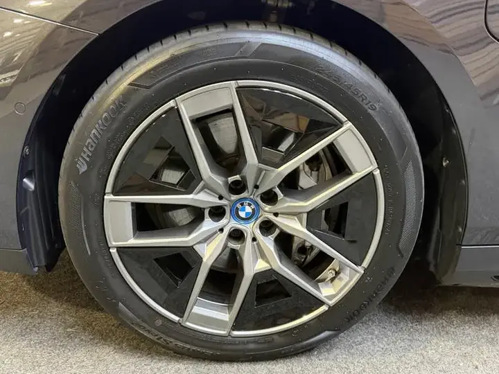 BMW 5 Series 2024 photo 2