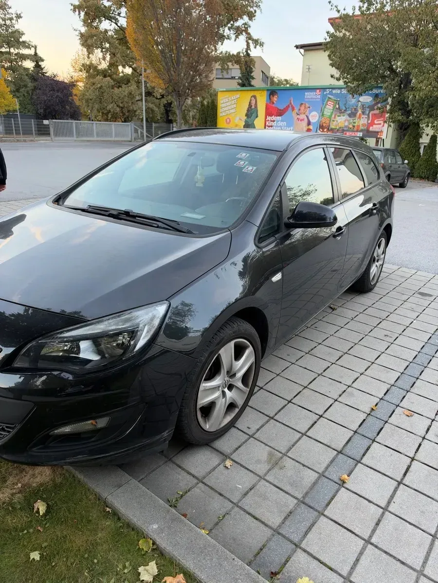 Opel Astra 2013 photo 2