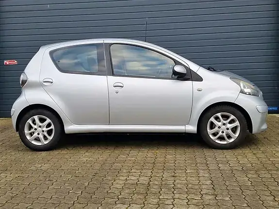 Toyota Aygo 2010 photo 2