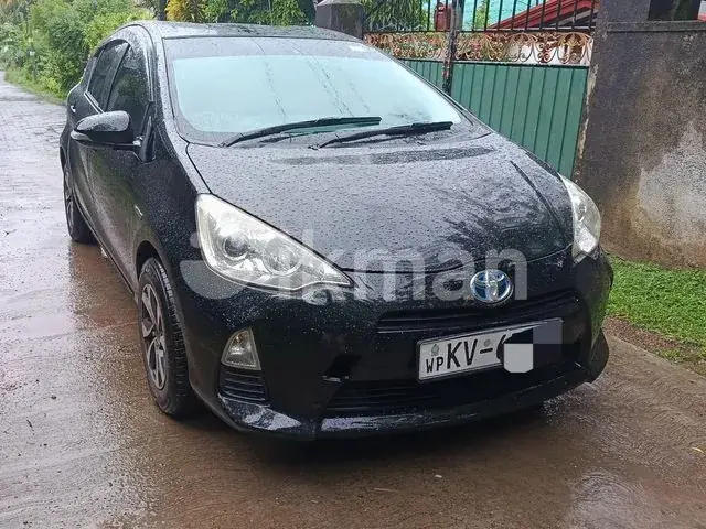 Toyota Aqua 2012 photo 2