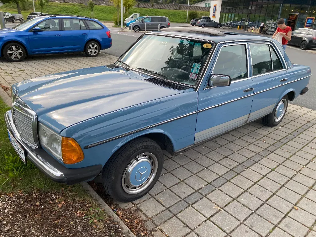 Mercedes-Benz W123 1982 photo 3