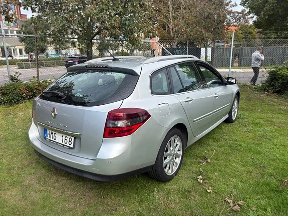 Renault Laguna 2011 photo 2