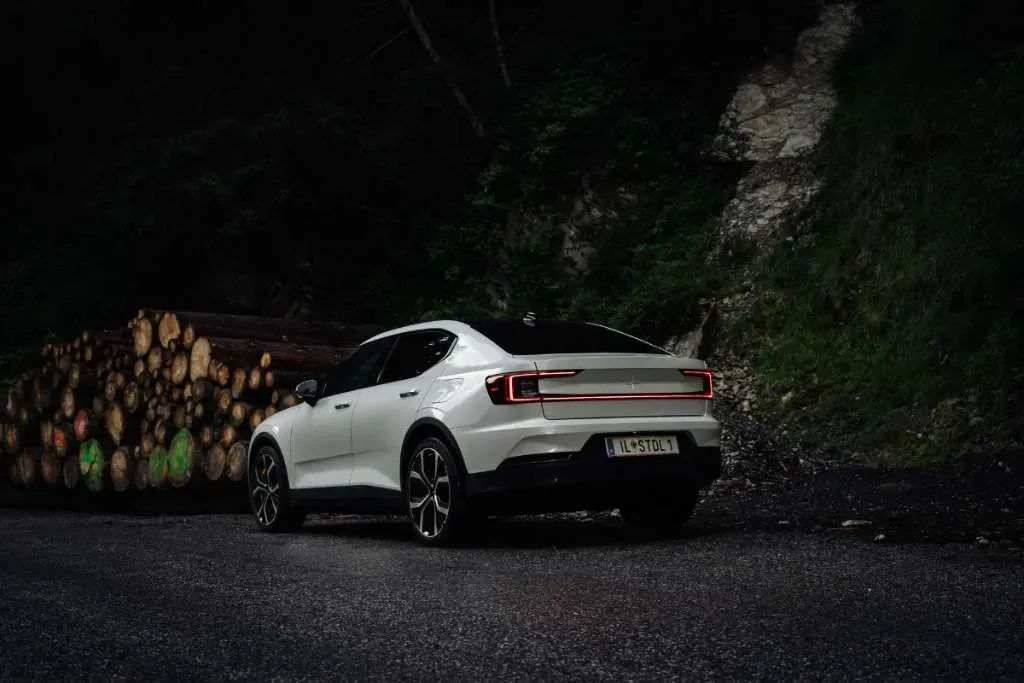 Polestar 2 2022 photo 2
