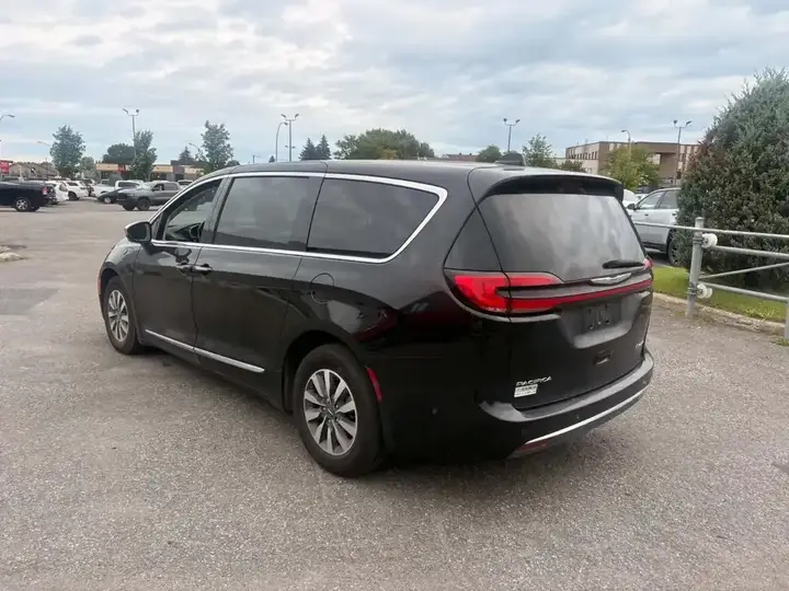 Chrysler Pacifica 2023 photo 3