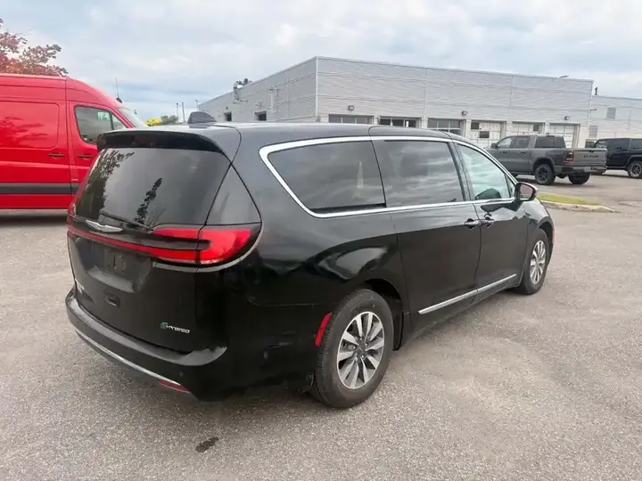 Chrysler Pacifica 2023 photo 4