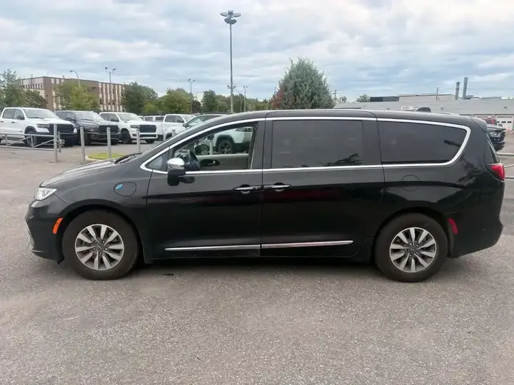 Chrysler Pacifica 2023 photo 2