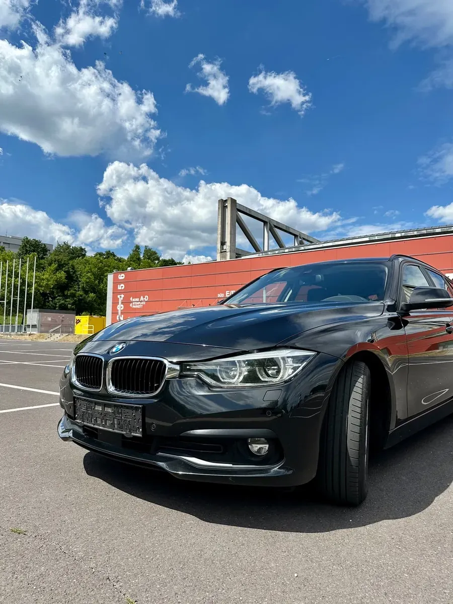 BMW 3 Series 2018 photo 2