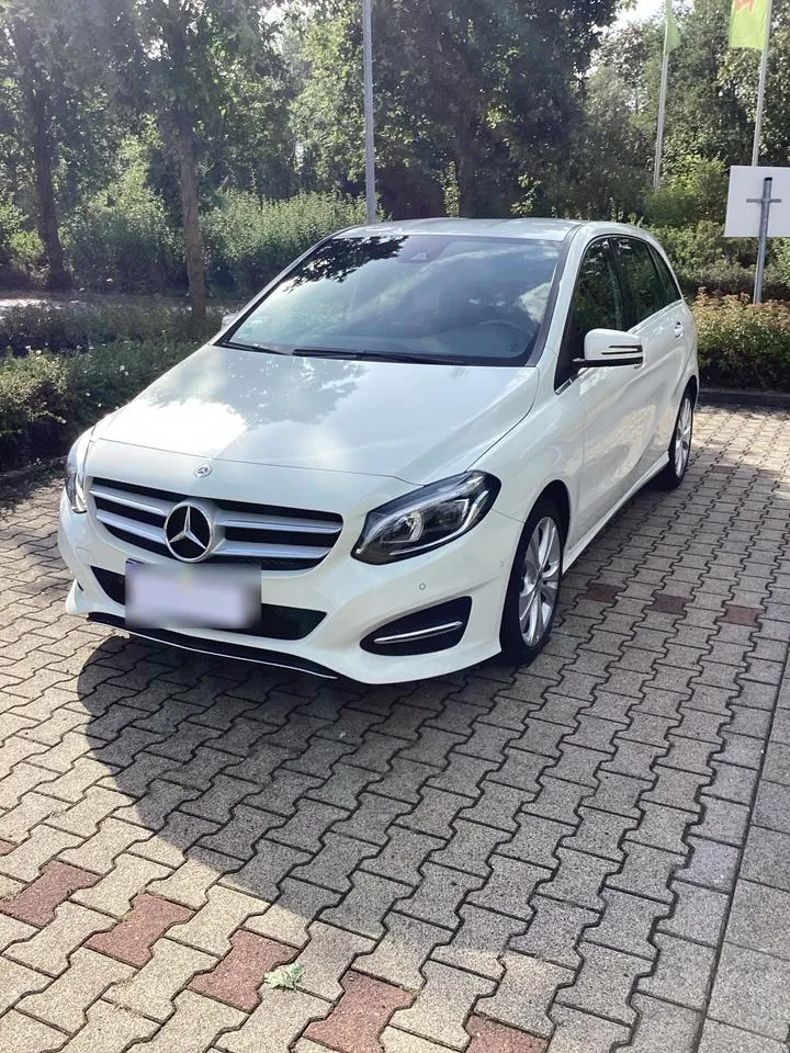 Mercedes-Benz B180