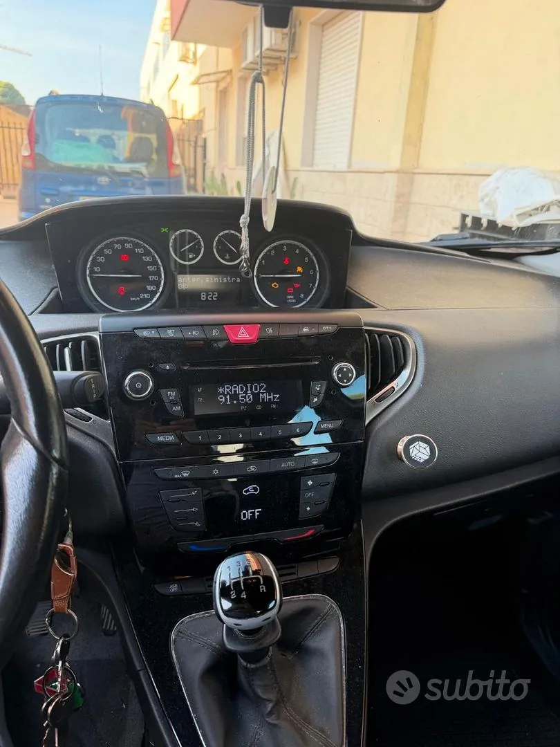 Lancia Ypsilon 2015 photo 2
