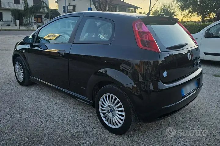 Fiat Grande Punto 2006 photo 2