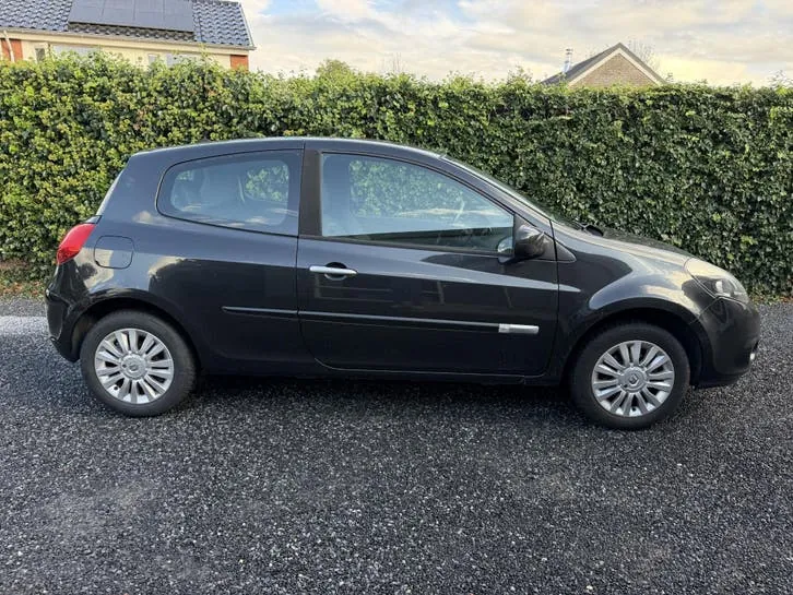 Renault Clio 2011 photo 2