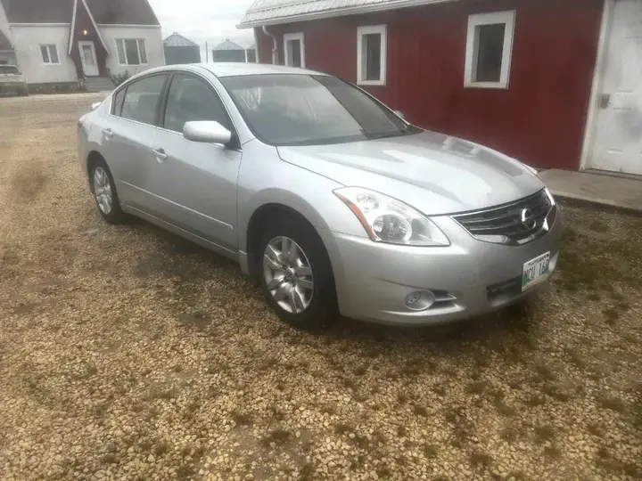 Nissan Altima 2012 photo 2