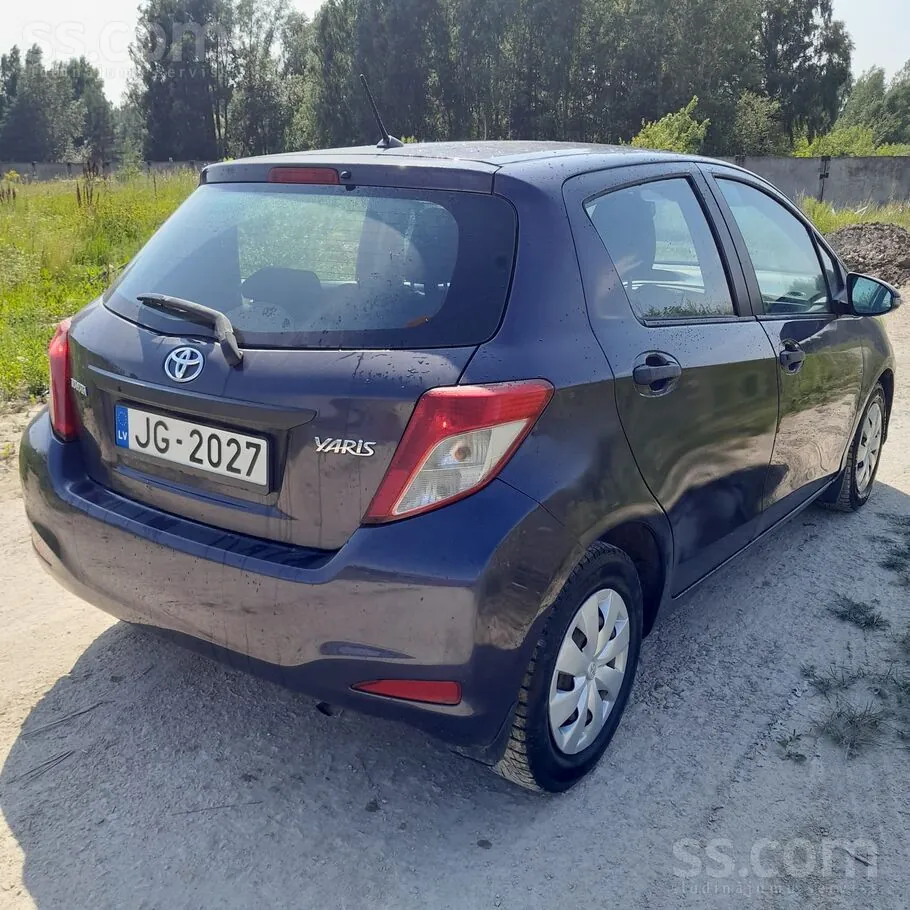 Toyota Yaris 2013 photo 2