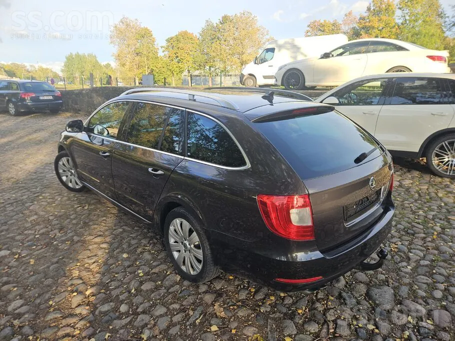 Skoda Superb 2010 photo 4