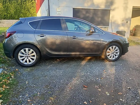 Opel Astra 2010 photo 3