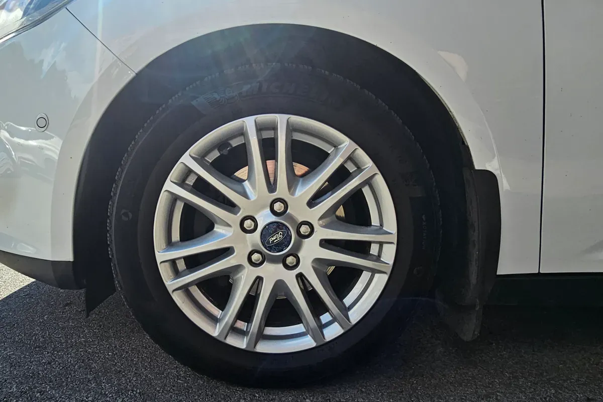 Ford Focus 2012 photo 3