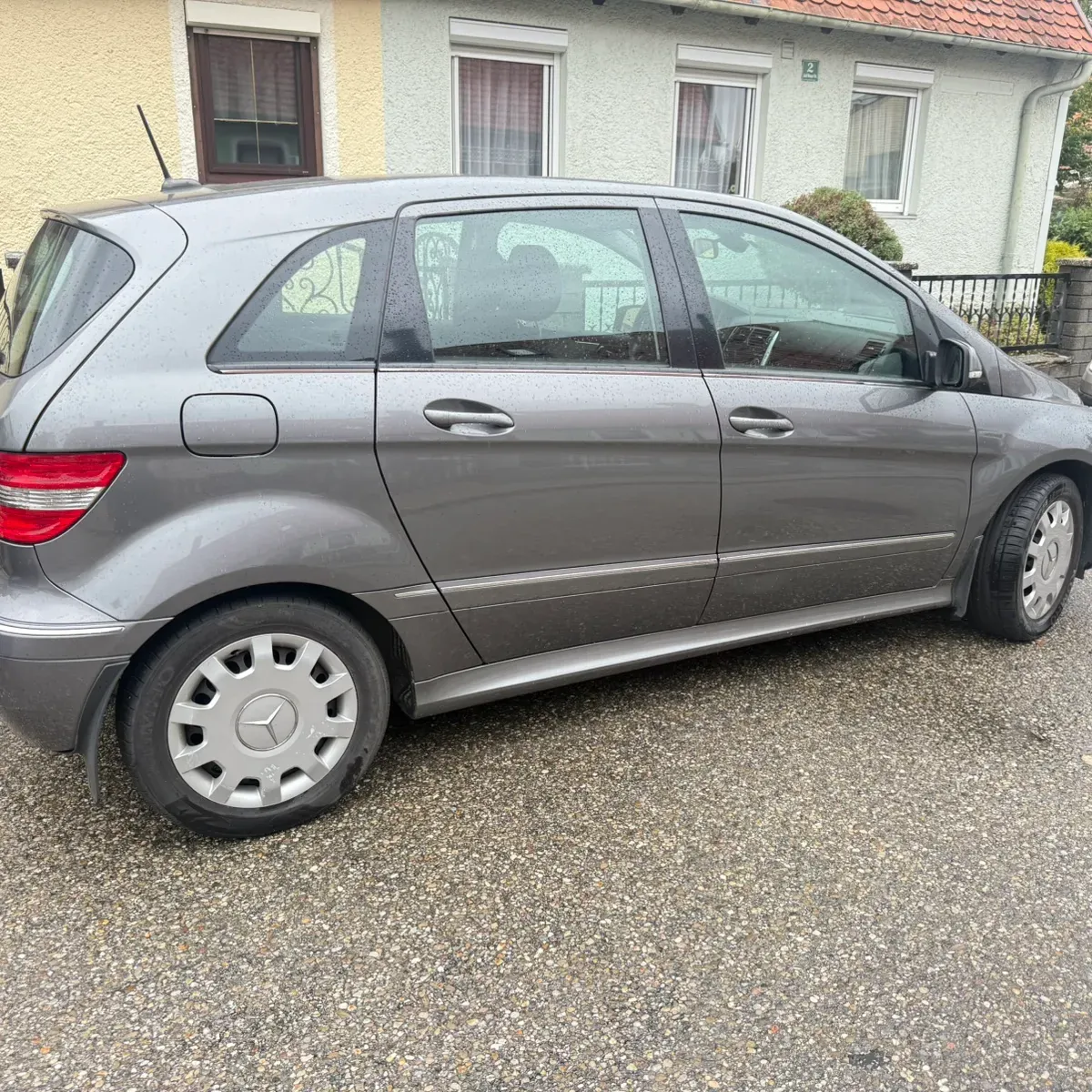 Mercedes-Benz B-Class 2009 photo 2