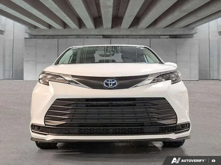 Toyota Sienna 2025 photo 2