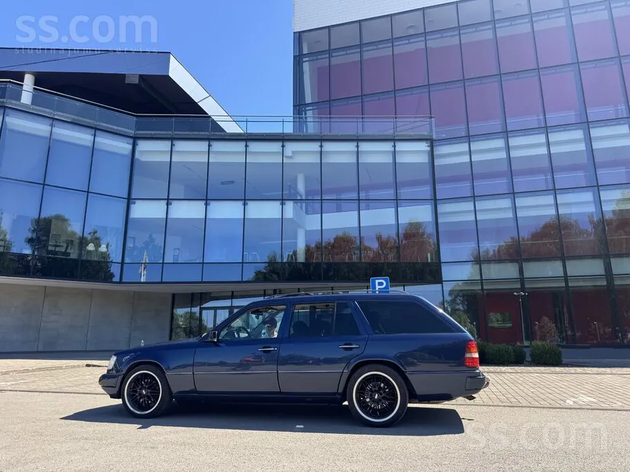 Mercedes-Benz E220 1996 photo 2