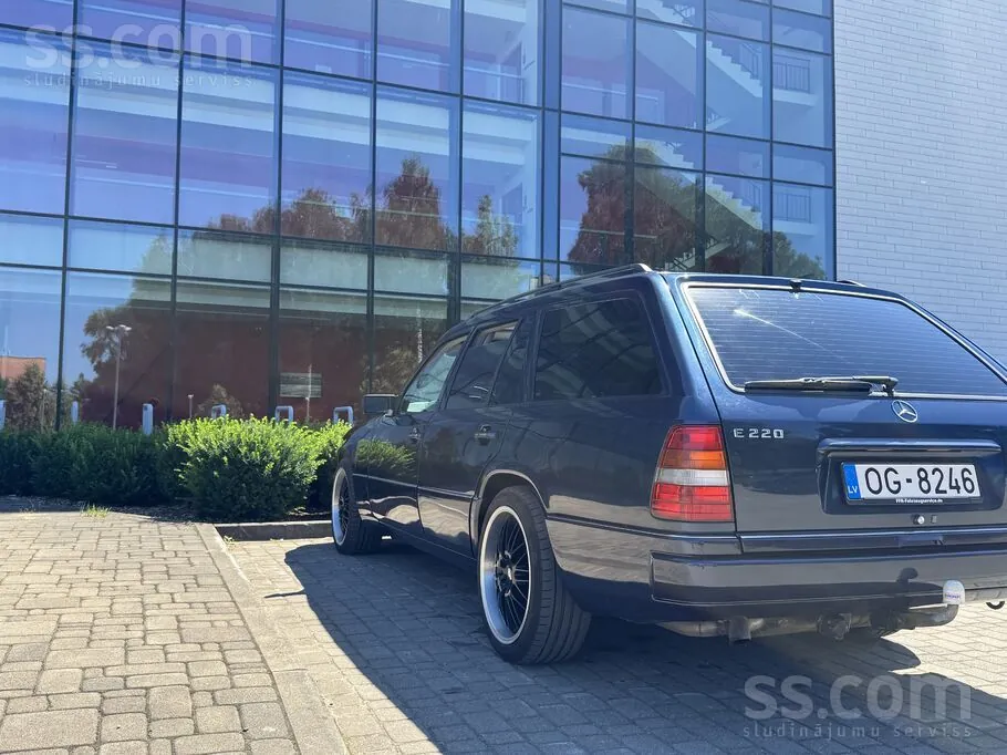 Mercedes-Benz E220 1996 photo 3