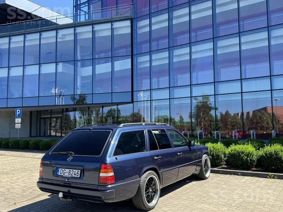 Mercedes-Benz E220 1996 photo 4