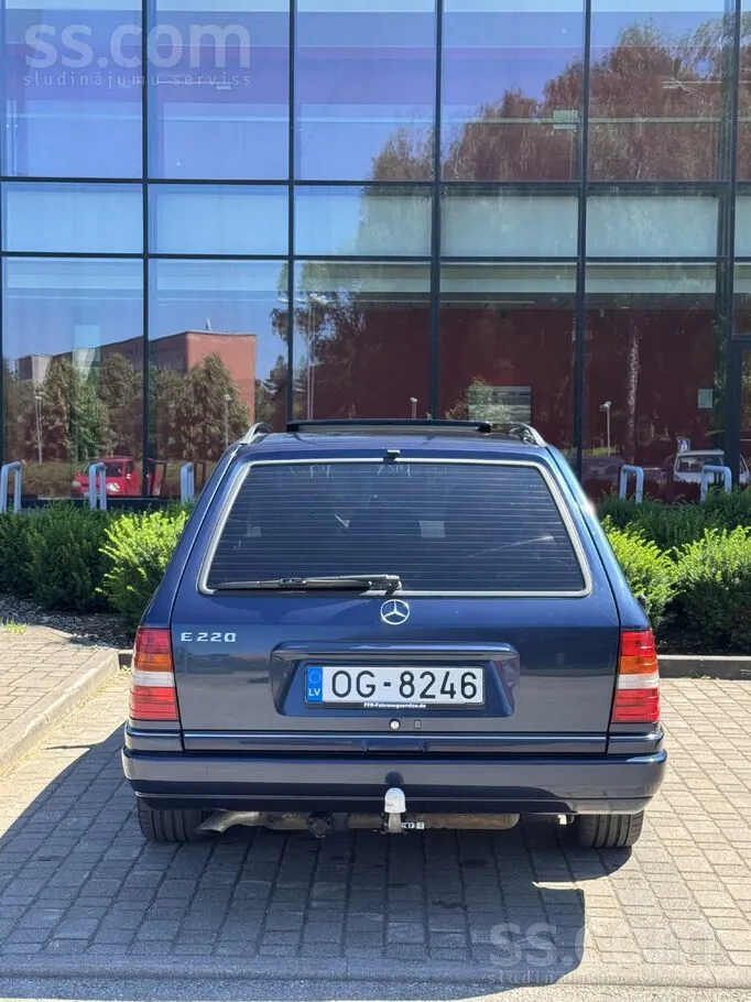 Mercedes-Benz E220 1996 photo 5