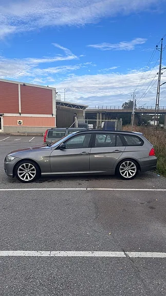 BMW 318D 2011 photo 2