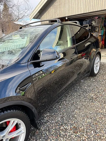 Tesla Model Y 2023 photo 2