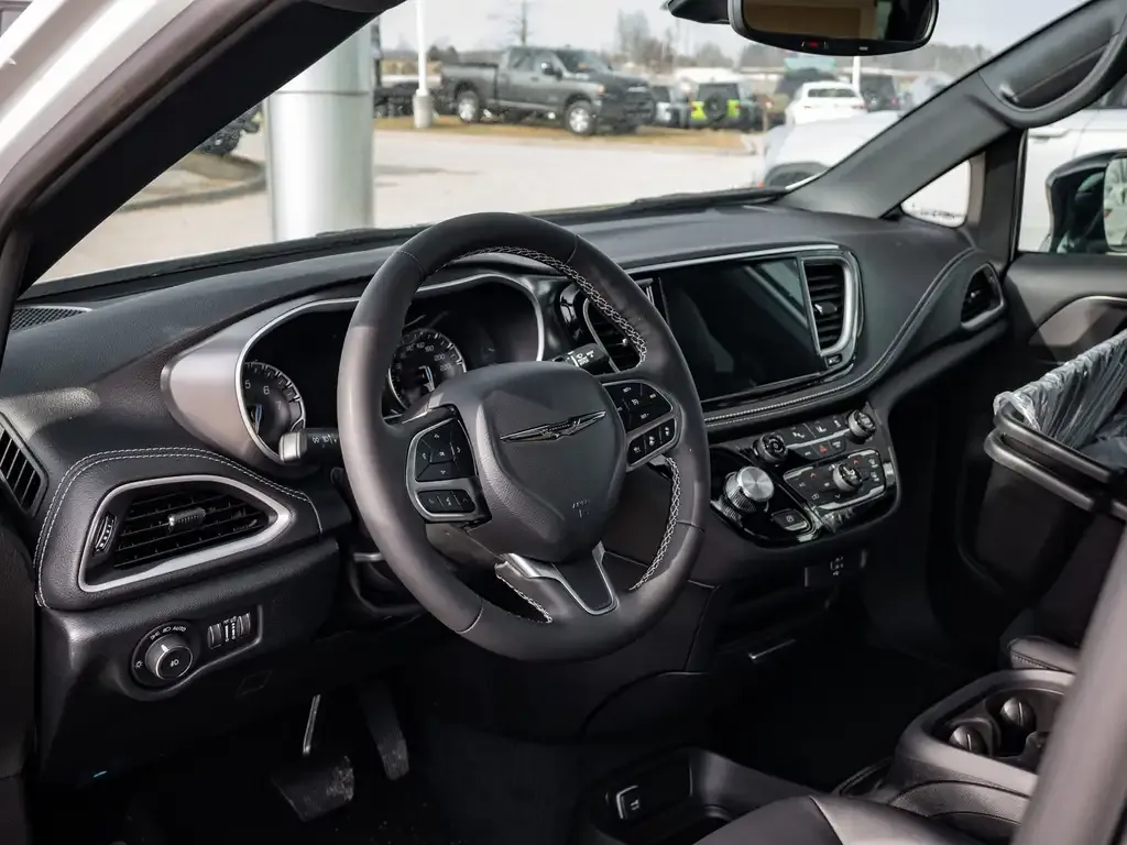 Chrysler Pacifica 2026 photo 3