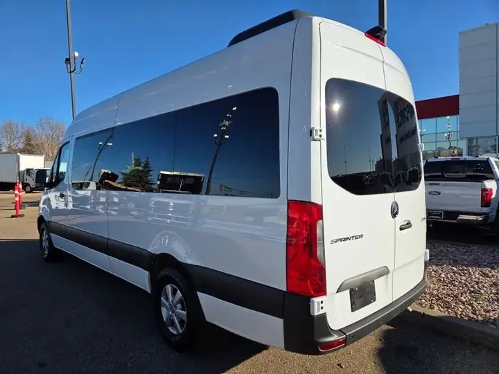 Mercedes-Benz Sprinter 2024 photo 3