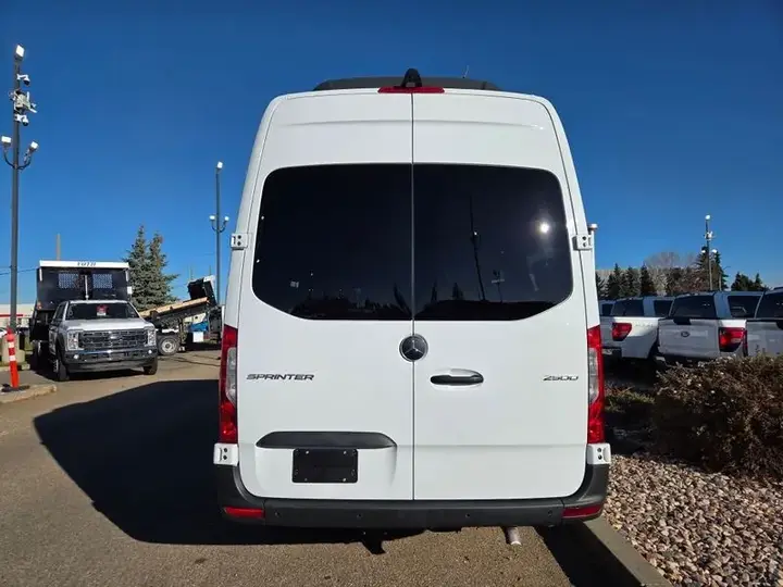 Mercedes-Benz Sprinter 2024 photo 4