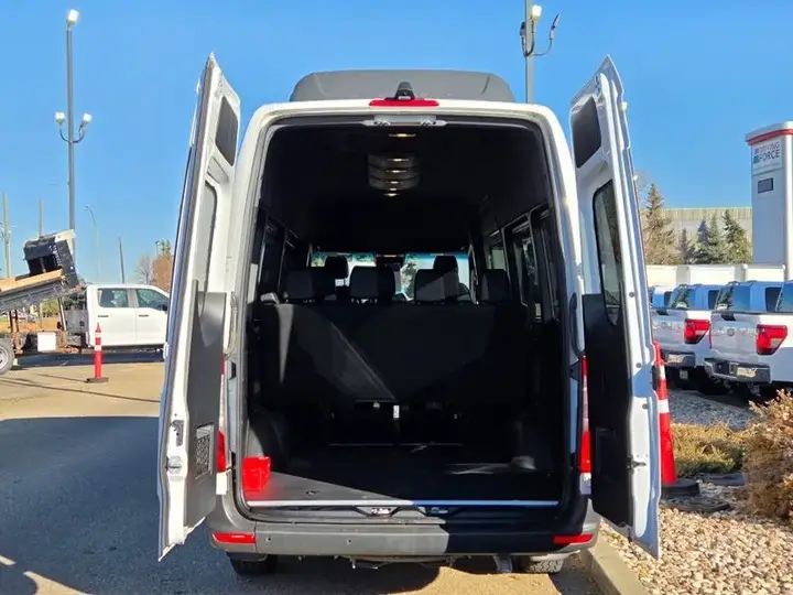 Mercedes-Benz Sprinter 2024 photo 5