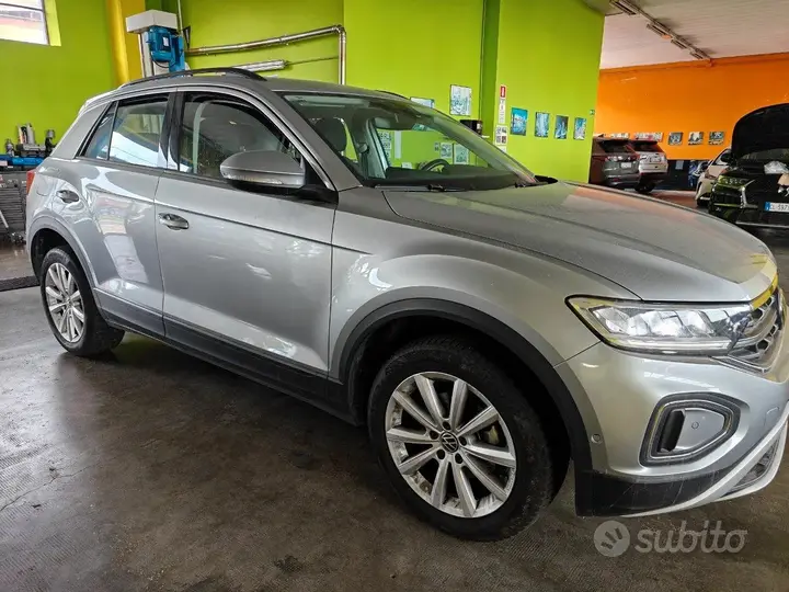 Volkswagen T-Roc 2024 photo 2